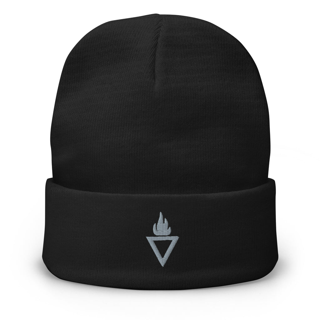 Schwarze Rebel Guard Beanie aus Baumwolle mit weißem Prometheus-Flammenlogo als Bestickung auf dem Umschlag.