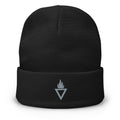 Schwarze Rebel Guard Beanie aus Baumwolle mit weißem Prometheus-Flammenlogo als Bestickung auf dem Umschlag.