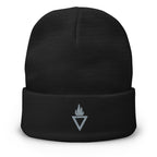 Schwarze Rebel Guard Beanie aus Baumwolle mit weißem Prometheus-Flammenlogo als Bestickung auf dem Umschlag.
