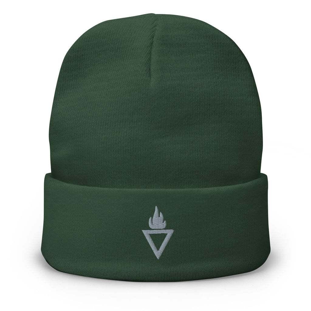 Dunkelgrüne Rebel Guard Beanie mit weißer Logo-Bestickung auf dem Umschlag vor weißem Hintergrund.