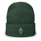 Dunkelgrüne Rebel Guard Beanie mit weißer Logo-Bestickung auf dem Umschlag vor weißem Hintergrund.