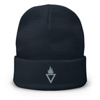 Dunkelblaue Rebel Guard Beanie mit detailreicher weißer Logo-Stickerei auf dem Umschlag, vor weißem Hintergrund.