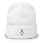 Weiße Rebel Guard Beanie mit grau besticktem Logo: Hochwertige Baumwoll-Mütze für Herren und Damen von Rebelicious.