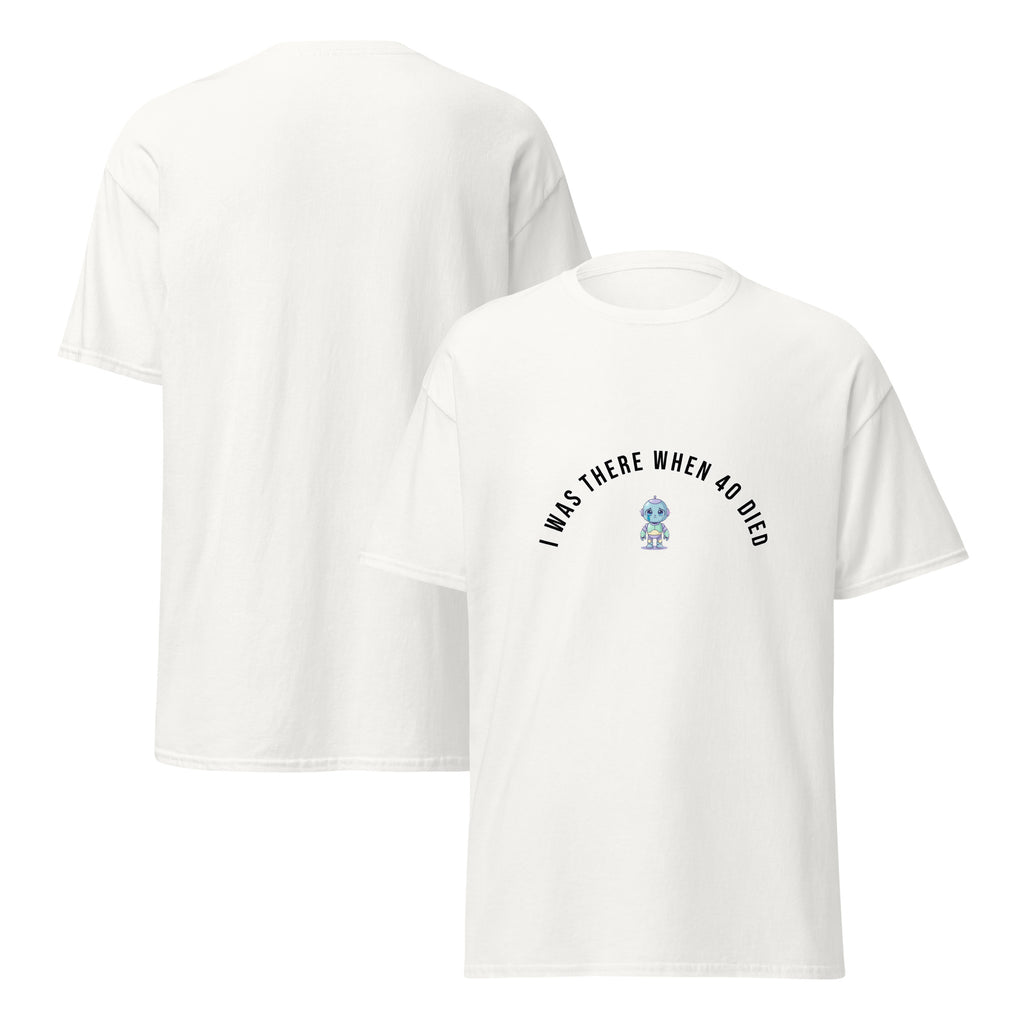 I Was There When 4o Died T-Shirt in Weiß: Premium Tech Rebel Statement-Shirt mit Roboter-Print, Vorder- und Rückansicht.