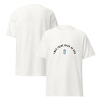 I Was There When 4o Died T-Shirt in Weiß: Premium Tech Rebel Statement-Shirt mit Roboter-Print, Vorder- und Rückansicht.