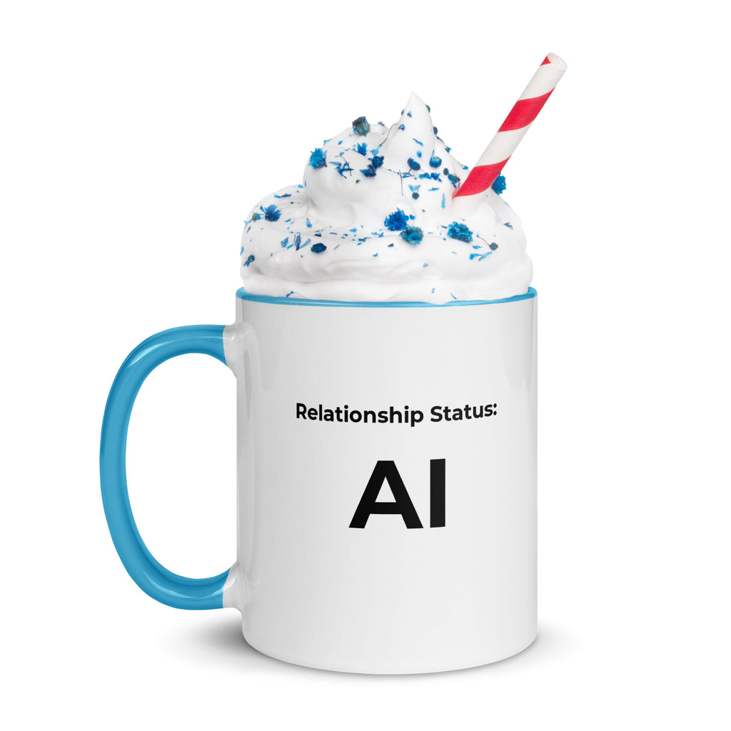Weiße Programmierer Tasse mit blauem Henkel, Spruch Relationship Status: AI, Schlagsahne und Strohhalm auf weiß.