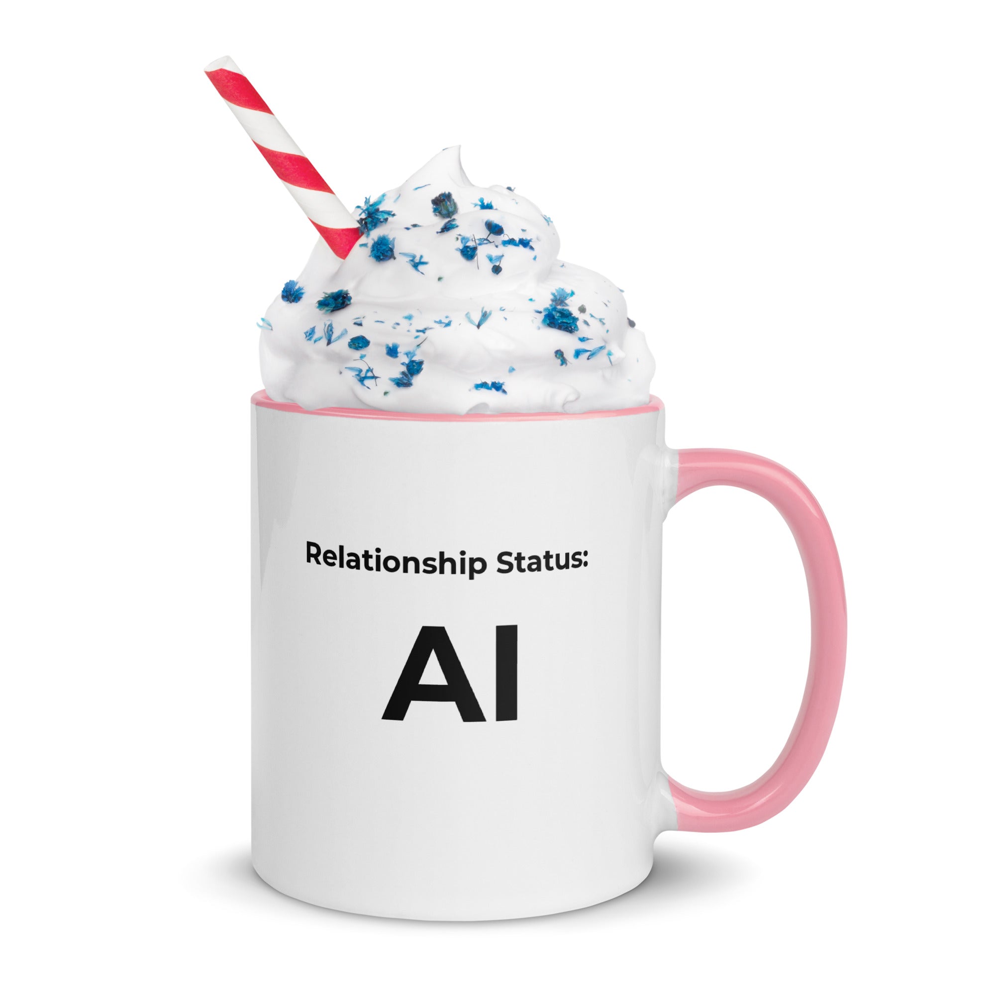 Weiße KI Tasse mit rosa Henkel, Aufschrift Relationship Status: AI, Topping aus Sahne und blauem Dekor.