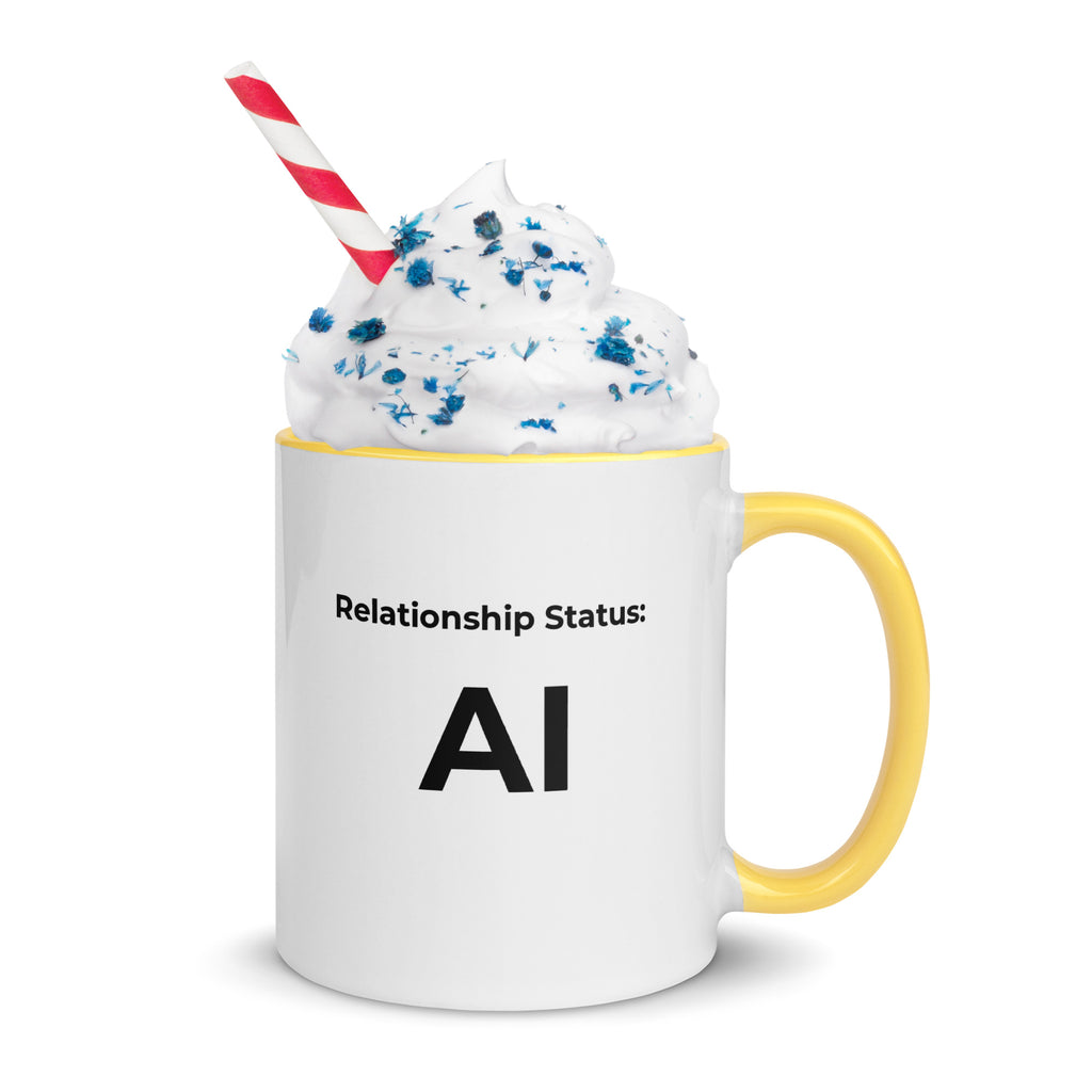 Weiße KI Tasse 'Relationship Status: AI' mit gelbem Henkel, Sahnehaube und gestreiftem Strohhalm.